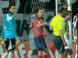 Ο Νταρίο Φερνάντες σπρώχνει ball boy (ΠΑΟΚ - Πανιώνιος)