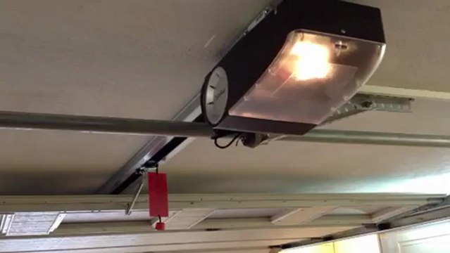 Automatisme de porte de garage BERNER posé sur porte de garage WAYNE DALTON , tout est possible !!!