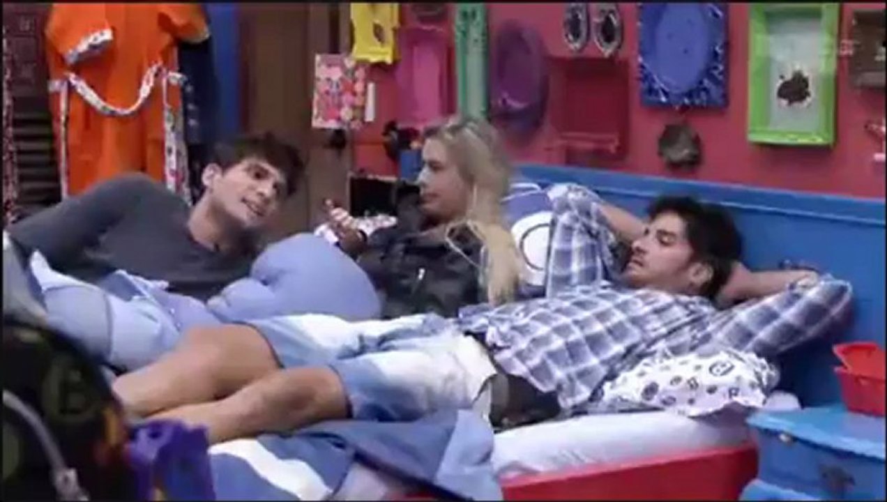 Fani indo pra cama em que o Eli estava 21/01 noite