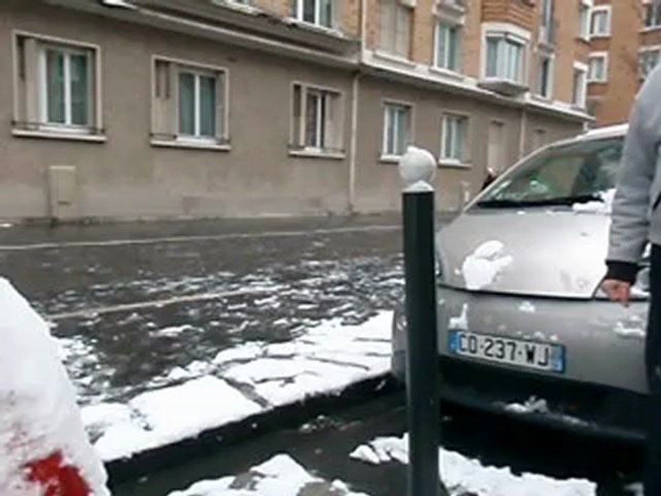 Potelet peu dangereux  (se déforme en cas de choc) sur les stations Autolib à Paris
