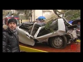 Castellammare (NA) - Auto travolta da una frana (24.01.13)