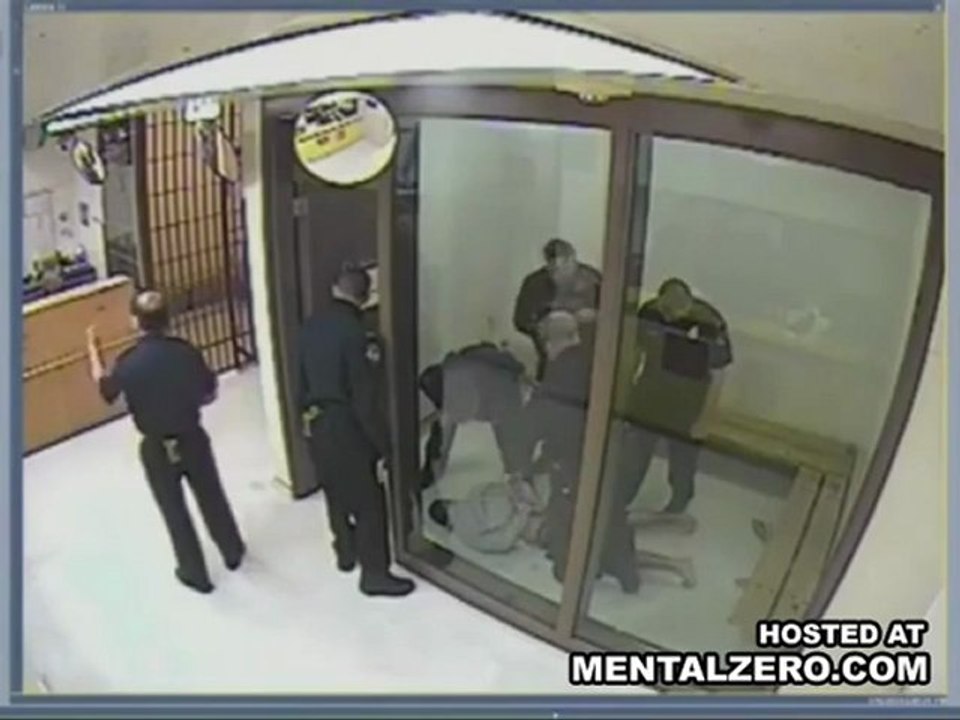 Seul contre 4 policiers il déclenche la bagarre !