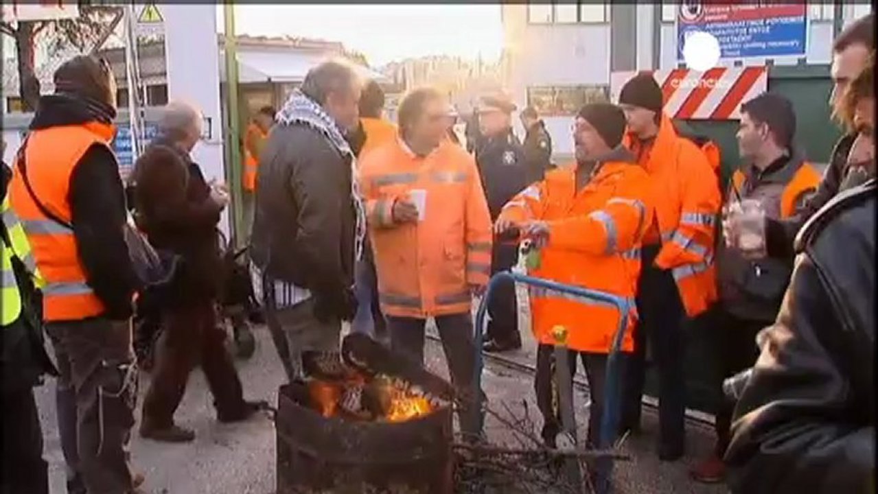 Riot Police storm sit-in by Greek subway workers