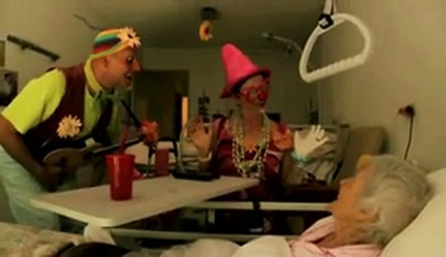 Clowns d'accompagnement: à la rencontre de nos aînés