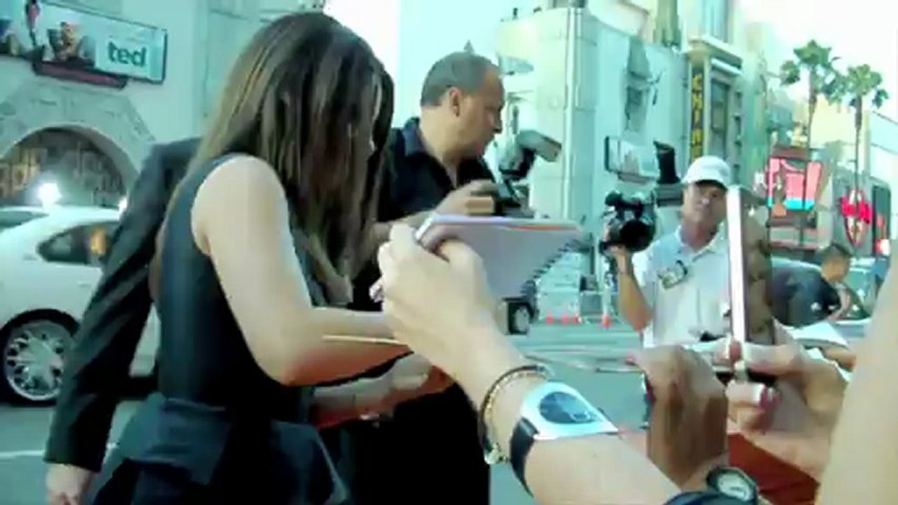 Mila Kunis spielt mit Ryan Gosling