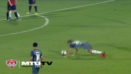 Une combinaison sur coup franc hilarante !