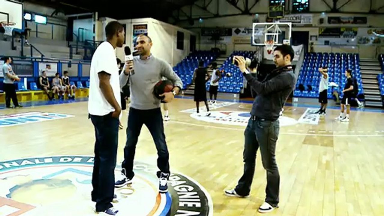 Jerome Alonzo rencontre Lesly Bengaber Ailier des Sharks d'Antibes