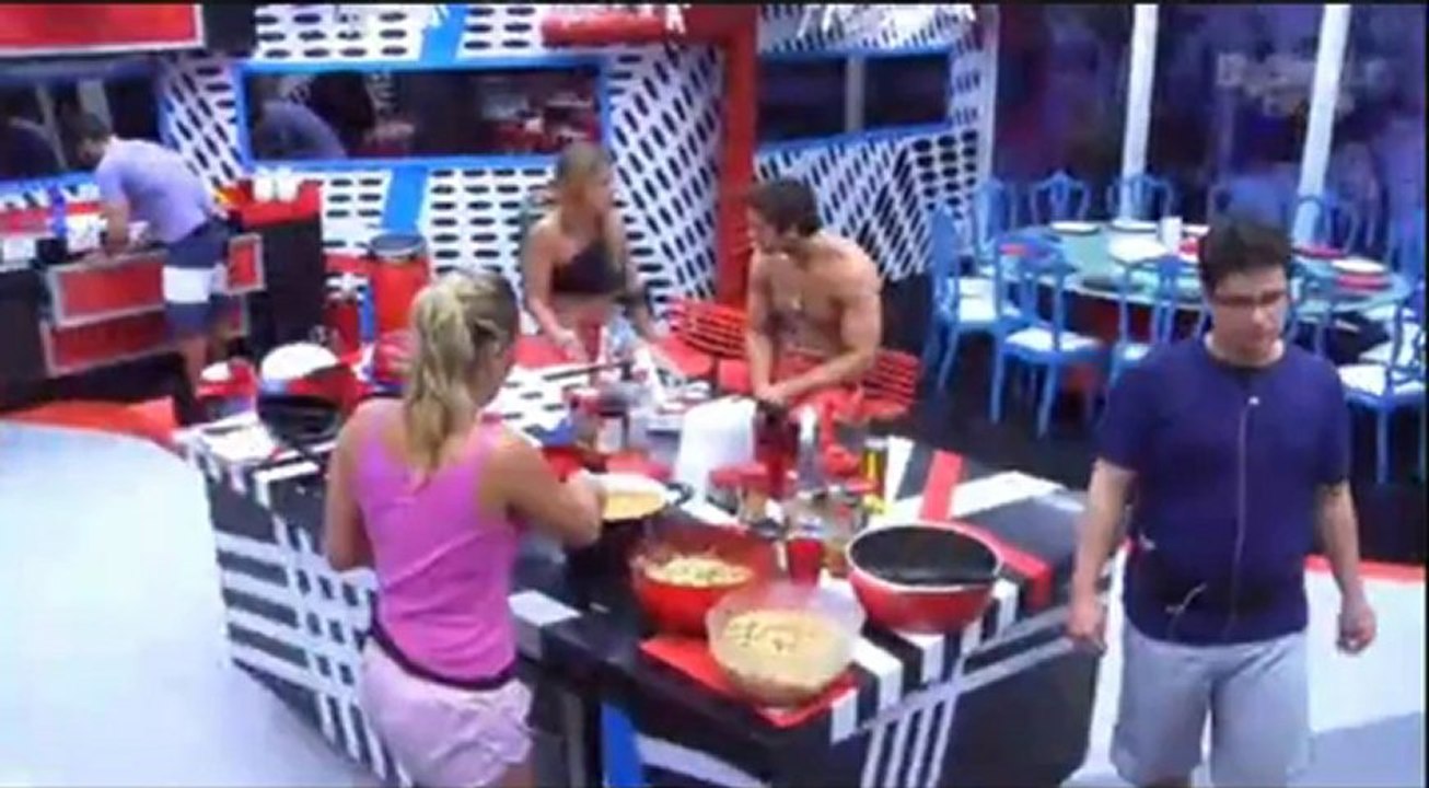 Eli mexendo no cabelo da Fani 25/01 tarde