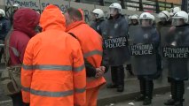 Greek riot police in pre-dawn raid on striking metro workers