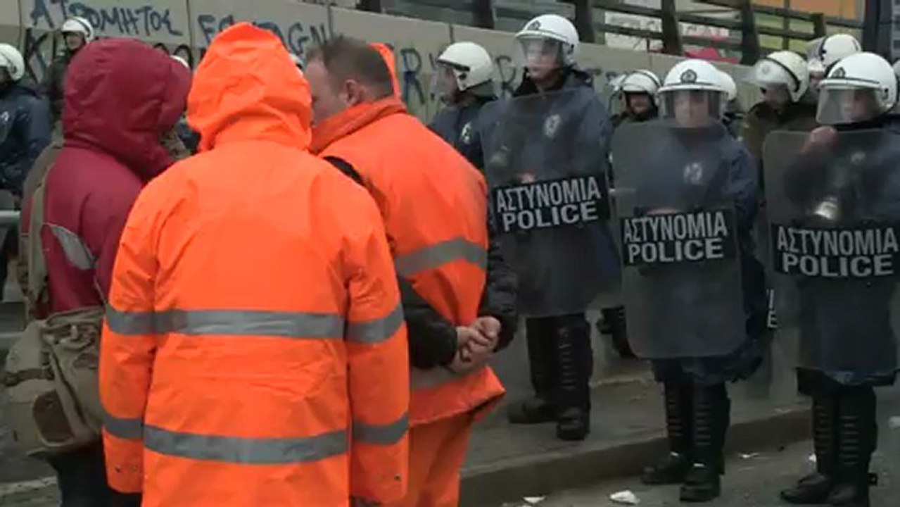 Greek riot police in pre-dawn raid on striking metro workers