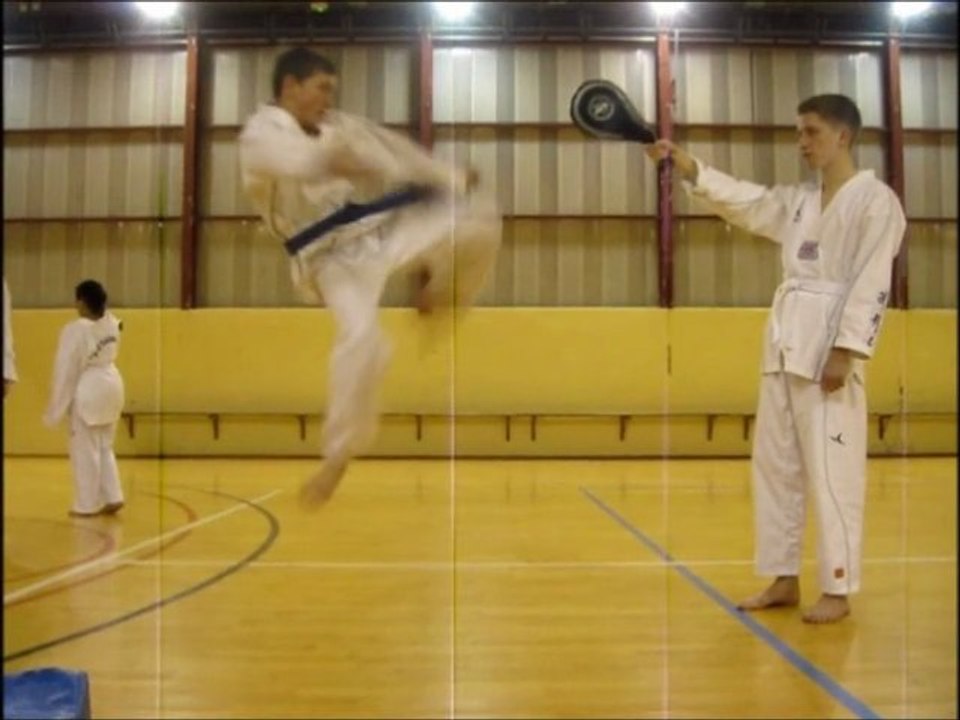 coups de pied sautés