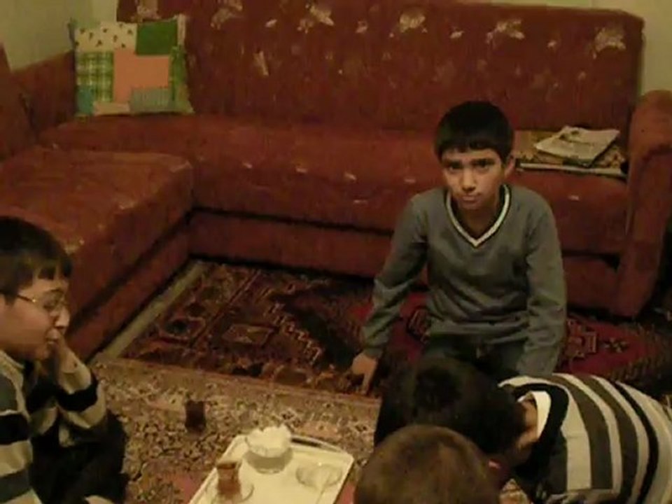 ÇAY İÇEN ÇOCUKLAR