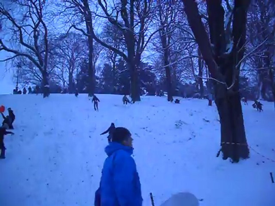 bonne video  luge 1805 neige le 20 janv 2013 buttes chaumont paris 75019