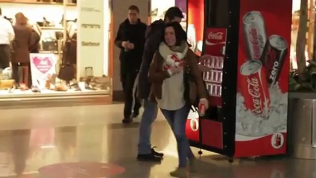 Croquinambourg: COCA COLA - Distributeur de bonheur -