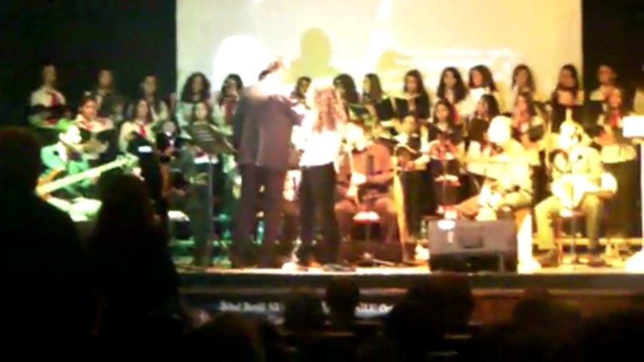 NEŞET ERTAŞI ANMA GECESİ GÜLŞAH SATIK VE SINIF ARKADAŞLARI İLE BİRLİKTE NEŞET ERTAŞTAN BİR TÜRKÜSÜNÜ SESLENDİRİRKEN