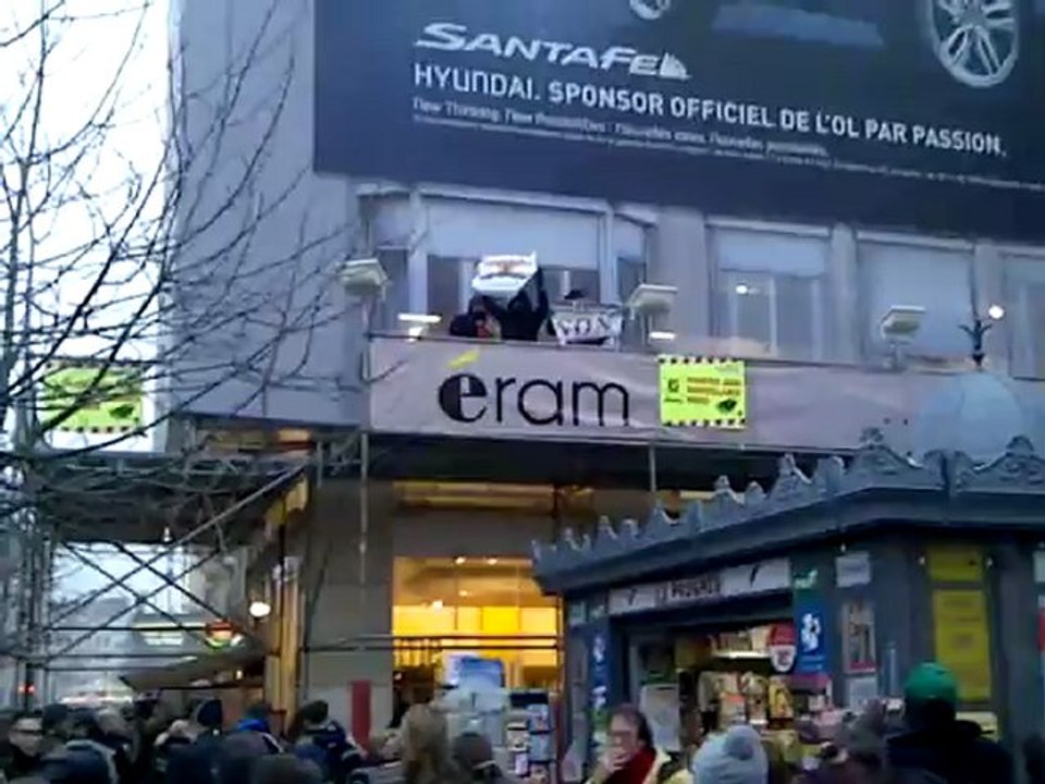 Trois crétins des Jeunesses nationalistes tentent de brûler un rainbow flag, à Lyon