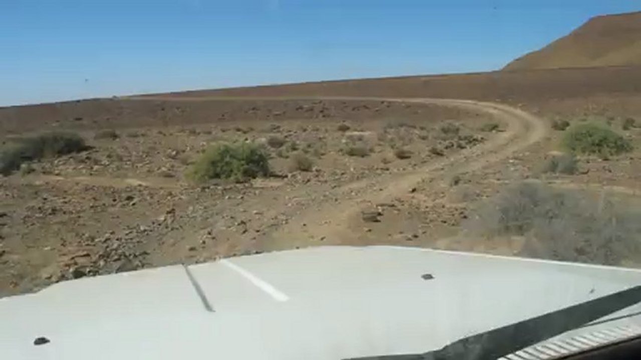 piste sur un reg noir, sud maroc