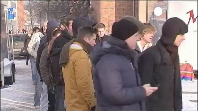 Miles de personas acuden al casting en Berlín de la...