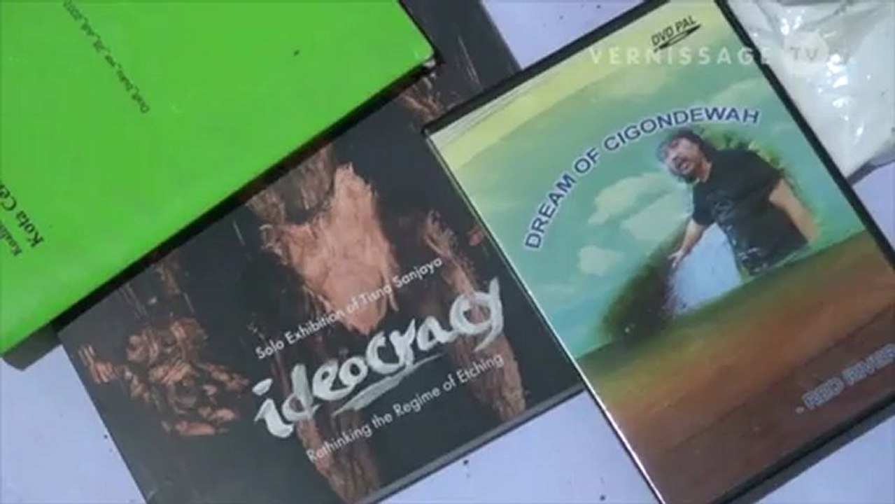 Tisna Sanjaya: I Like Kapital – Kapital Like Me. Performance at Art Stage Singapore 2013