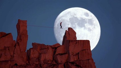 Cet homme a décidé de jouer les équilibristes au clair de Lune