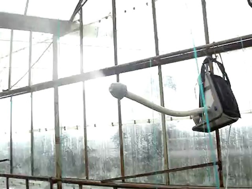 Aksu Ece-10 ile 1,5 dönüm bir serada içeri girmeden ilaçlama yapılırken 2