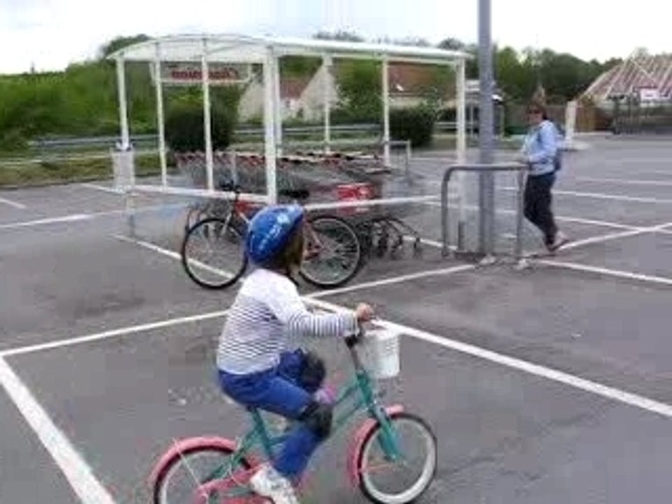 Marlene premier tour de roue à vélo