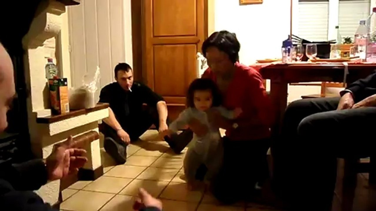Lily Rose commence à marcher2