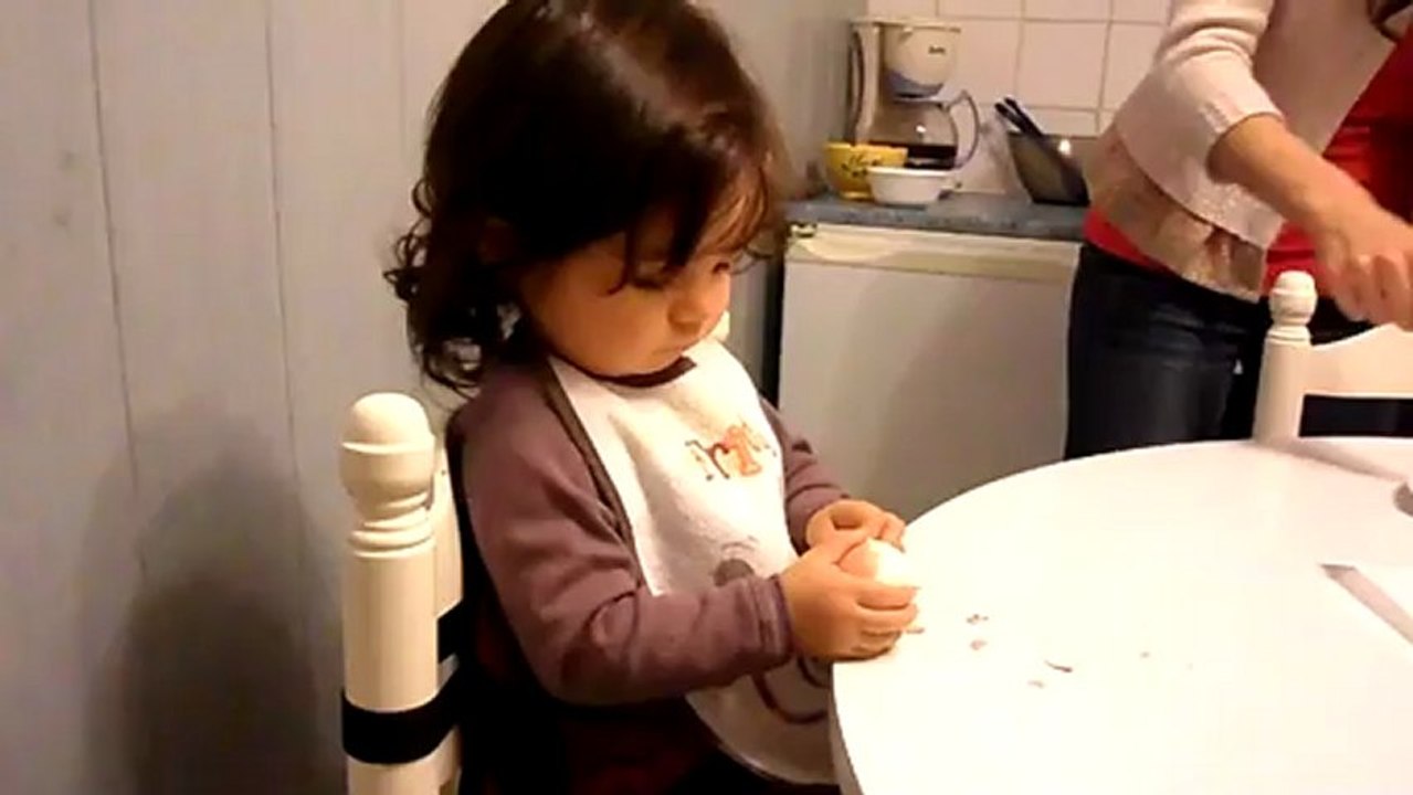 Lily Rose épluche les oeufs