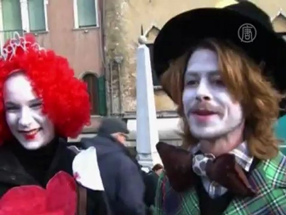 Венеция погрузилась в карнавальные празднества