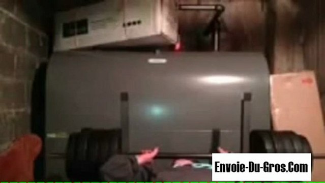 Abruti reste coincé sous sa barre de traction