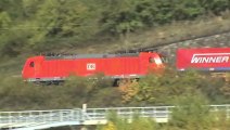 Zwei Güterzüge mit BR185 und viele Rheinschiffe bei Bad Salzig gegenüber von Kamp Bornhofen