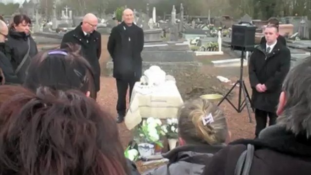 Fresnes-sur-Escaut : Fleurs blanches et foule anonyme pour Prisca Agnès Ange