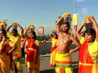 Индуисты истязаются на праздник Тайпусам