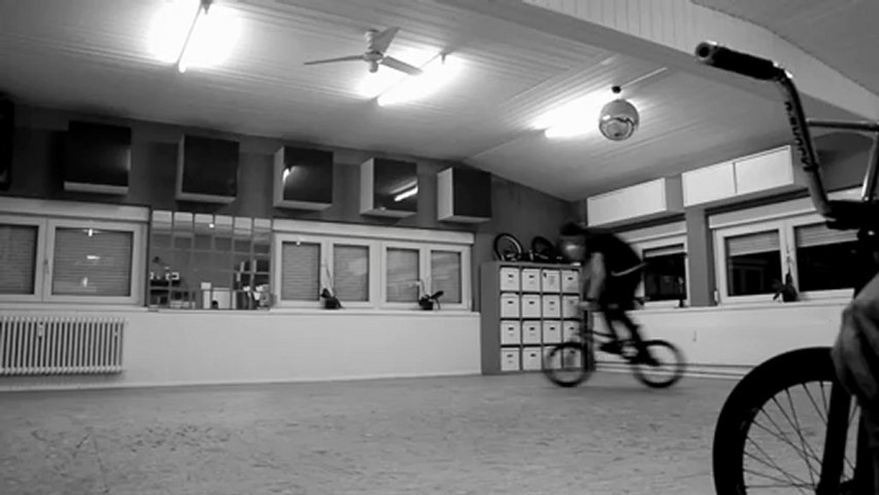 BMX Flatland Session in der BMX Wohnung von Chris Böhm