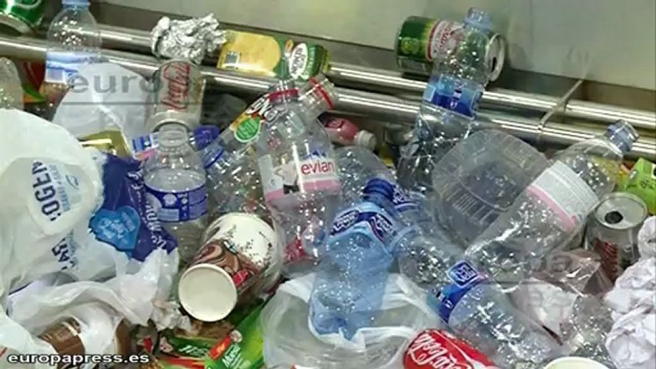 La basura llena el Aeropuerto de Barajas por la huelga