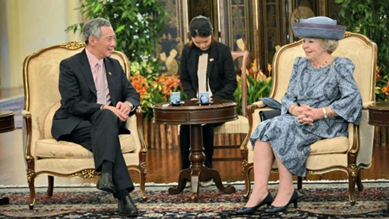 Reina de Holanda abdica al trono