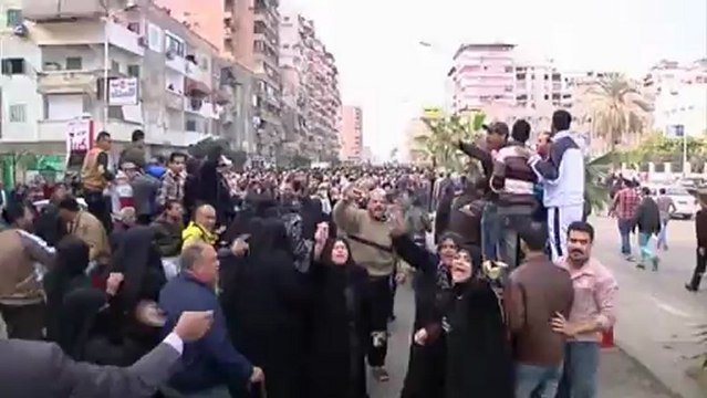 Les Egyptiens en colère défient Mohamed Morsi