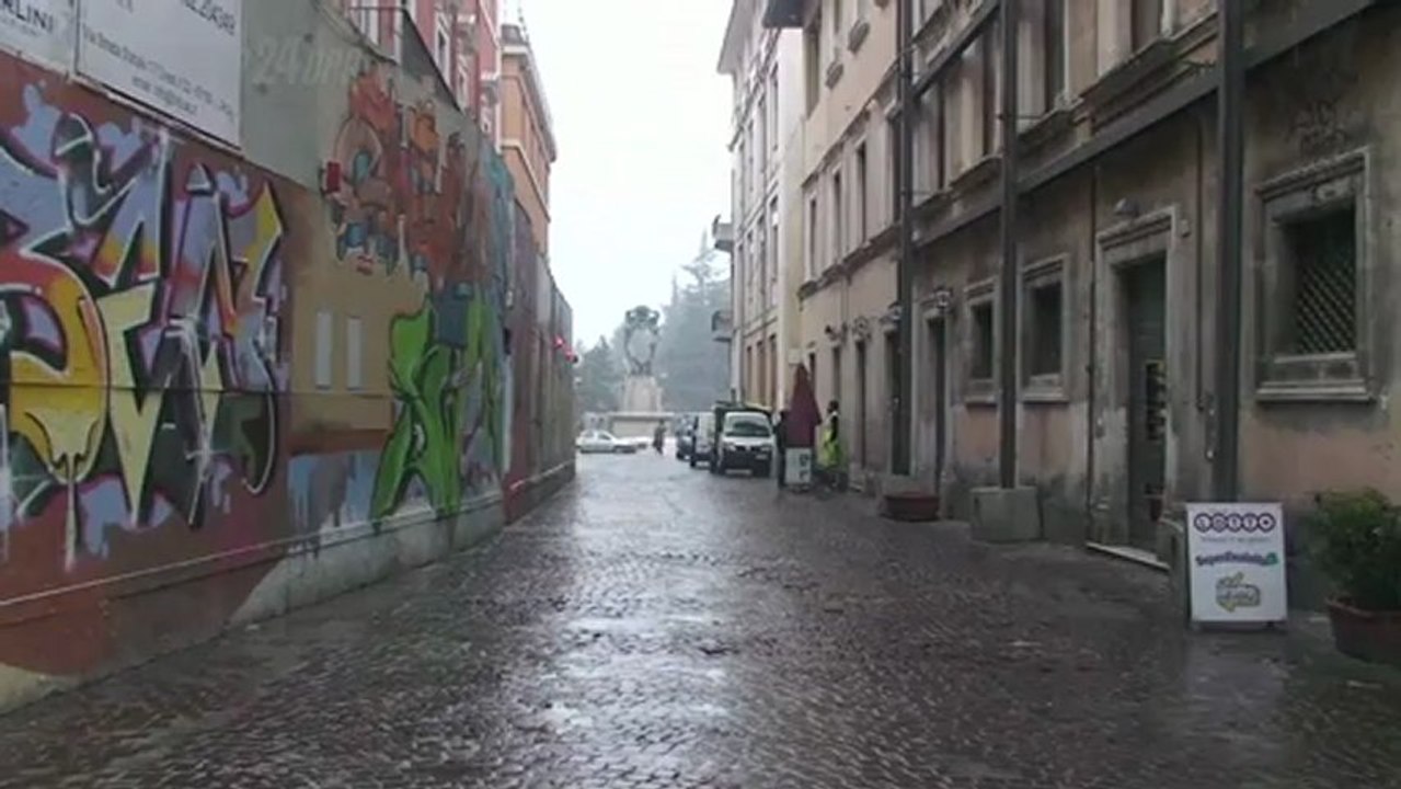 Tutta colpa degli abruzzesi! - La ricostruzione L'Aquila - Abruzzo24ore.tv