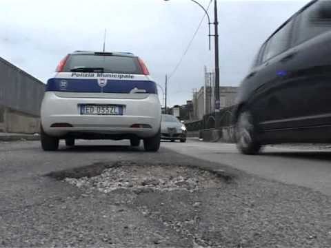 Napoli - Pattuglie polizia municipale a guardia delle buche (28.01.13)