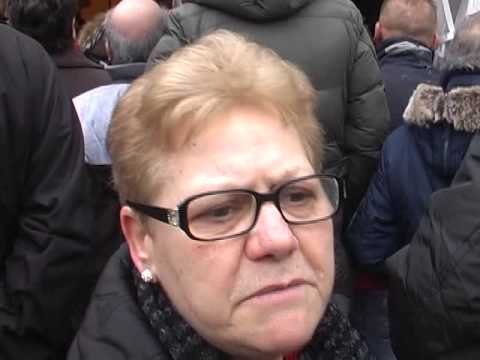 Napoli - Contro crisi Confcommercio distribuisce pane gratis (28.01.13)