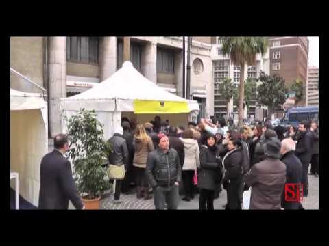 Napoli - Confcommercio, pane gratis contro la crisi (28.01.13)