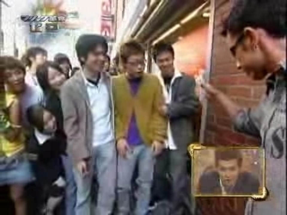 Il remplie une bouteil avec sa main :)