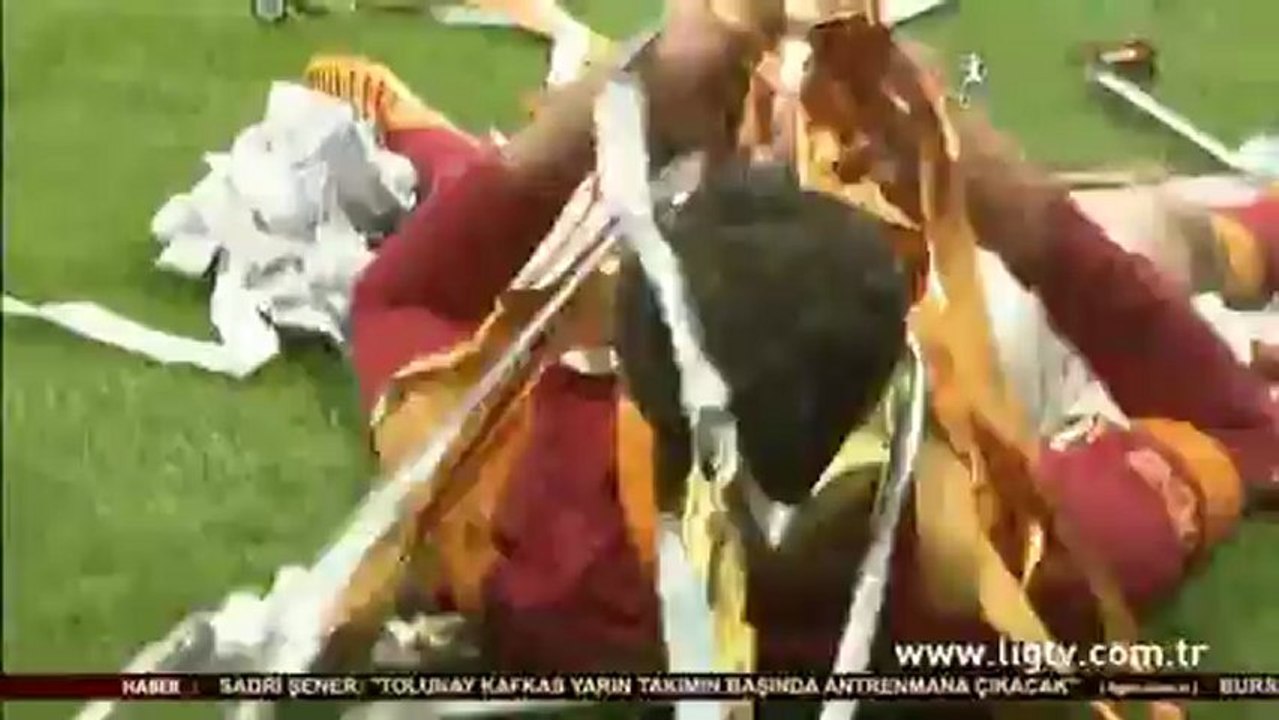 Johan Elmander'in konfetilerle verdiği mücadele :)
