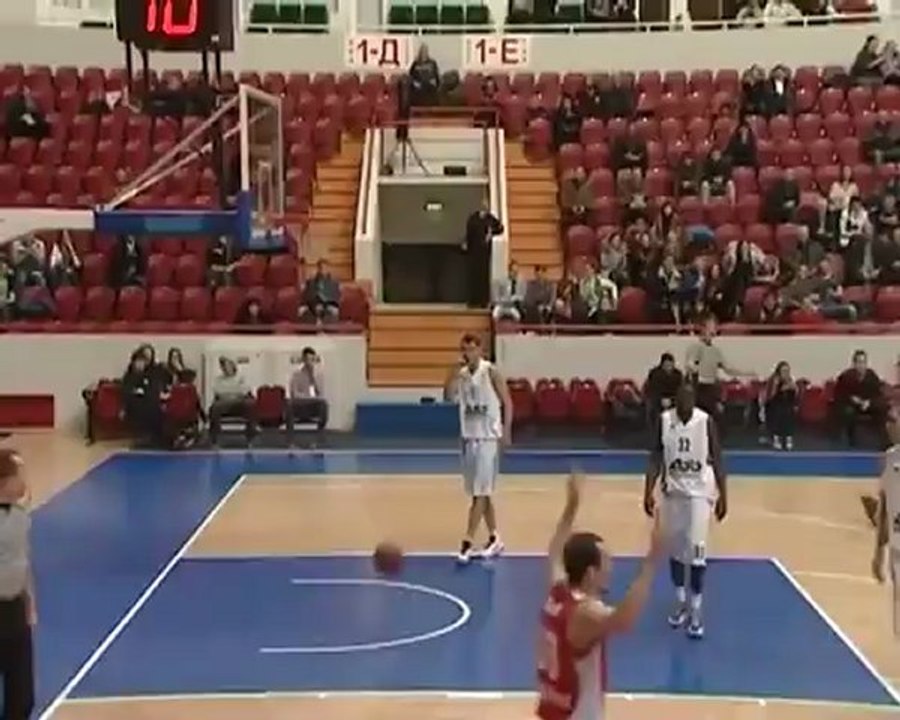 Treinador ajuda equipa a marcar ponto em jogo de basquetebol