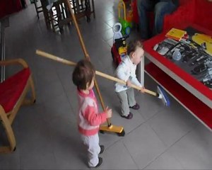 nono et juju qui nettoient