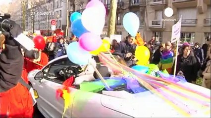 Francia, nozze gay: lo scontro si sposta in Parlamento