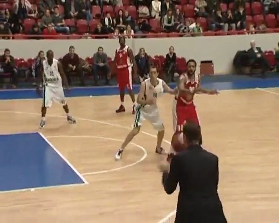 Un entraîneur aide à marquer un panier pendant un match de basket