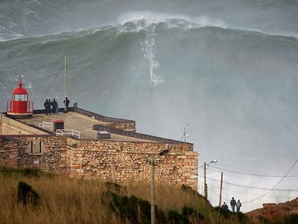 McNamara Surfing 100ft Wave - World Record in Nazare (Portugal) 2013