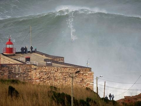 McNamara Surfing 100ft Wave - World Record in Nazare (Portugal) 2013