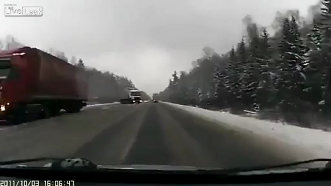 Close Call On Russian Highway www.bestagrup.com